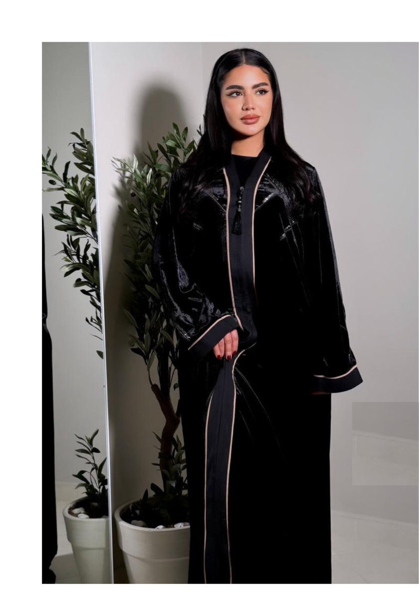 🌙 عباية مخمل أنيقة مع تطريز بالأحجار