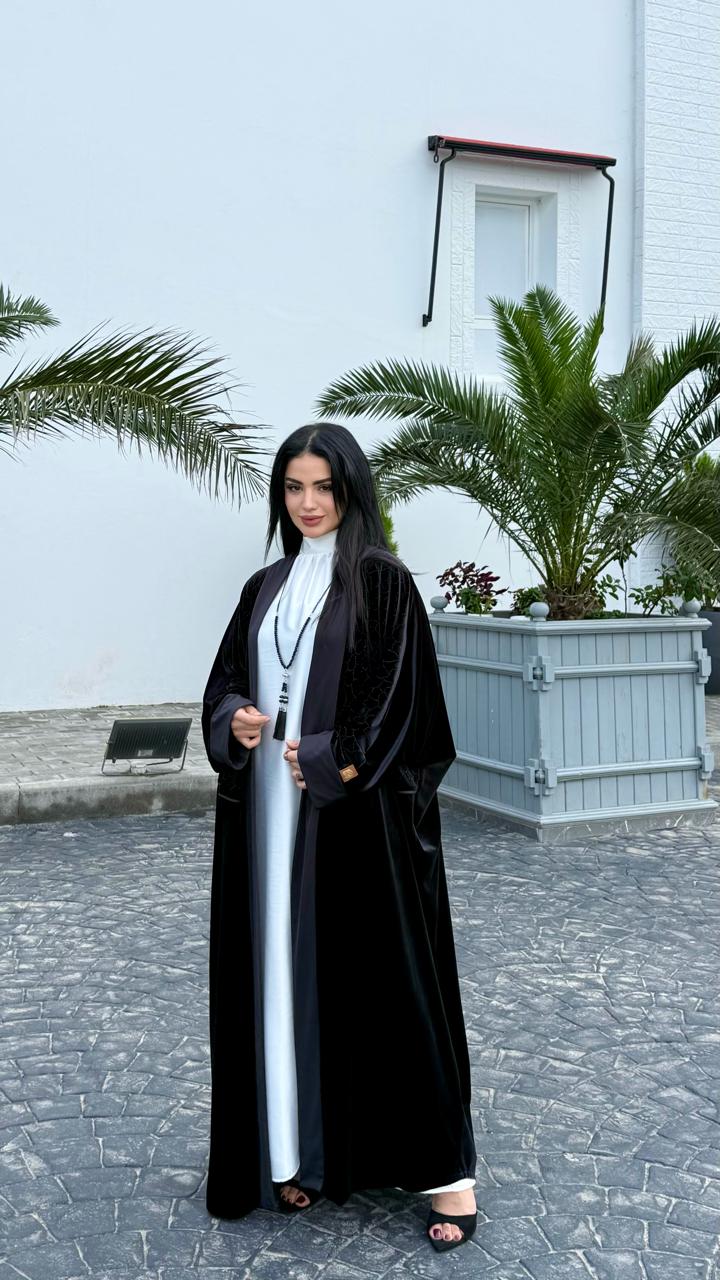 الفستان الملكي مع عباية ( الأسود )