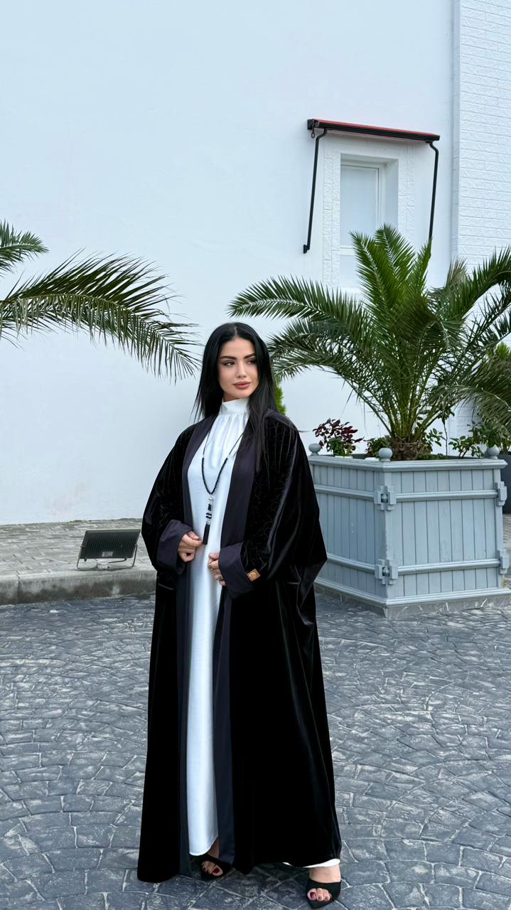 الفستان الملكي مع عباية ( الأسود )