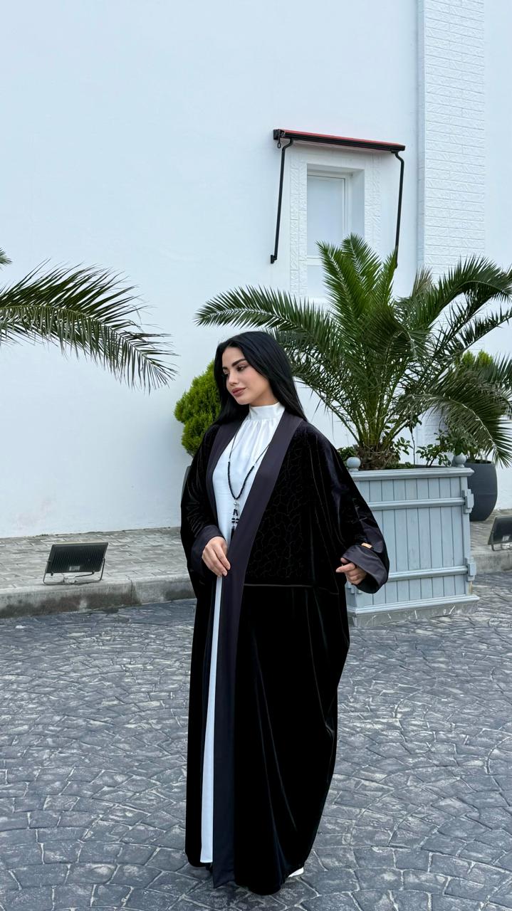 الفستان الملكي مع عباية ( الأسود )