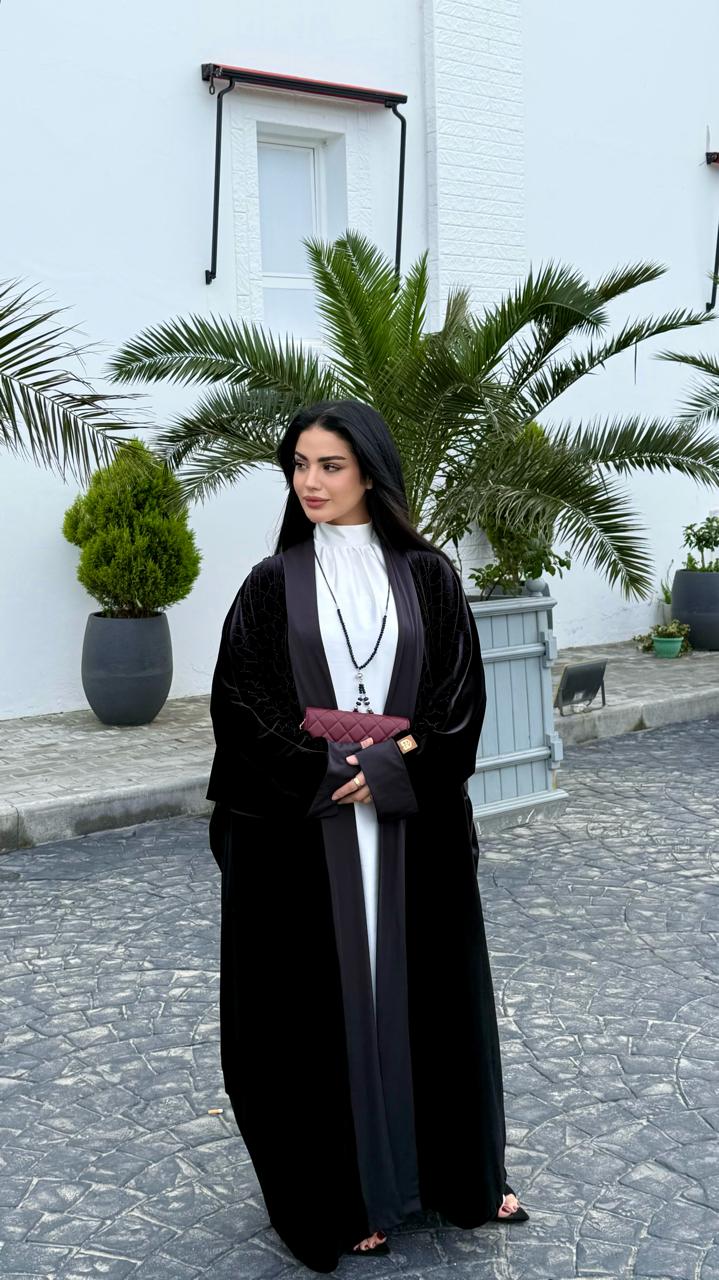 الفستان الملكي مع عباية ( الأسود )