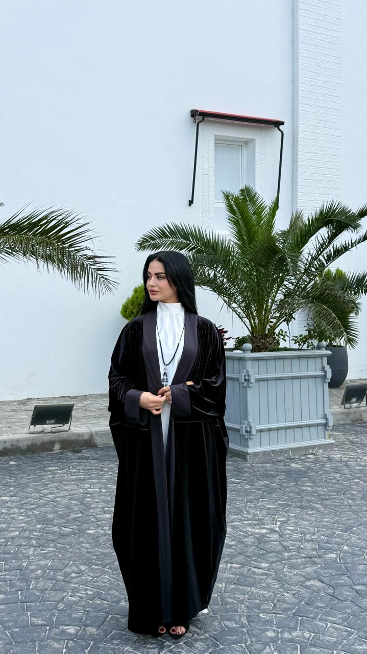 الفستان الملكي مع عباية ( الأسود )
