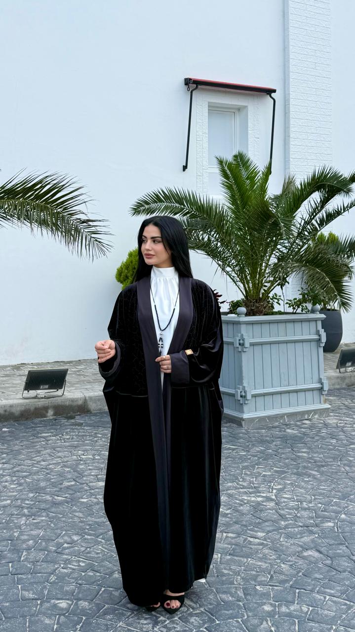 الفستان الملكي مع عباية ( الأسود )