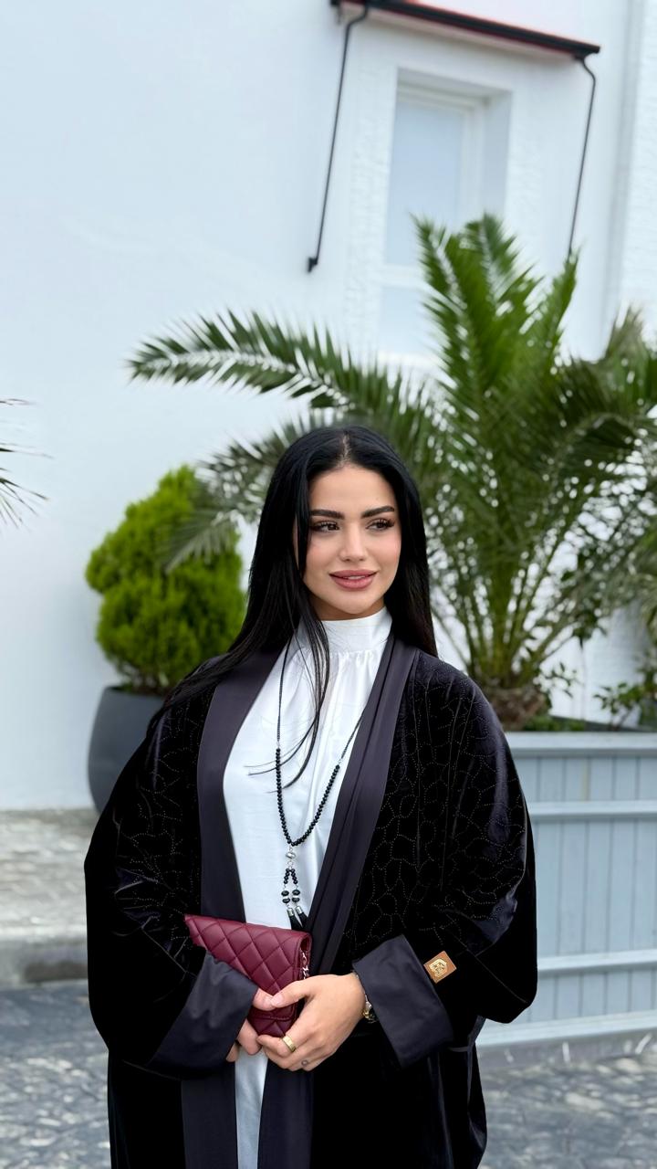 الفستان الملكي مع عباية ( الأسود )
