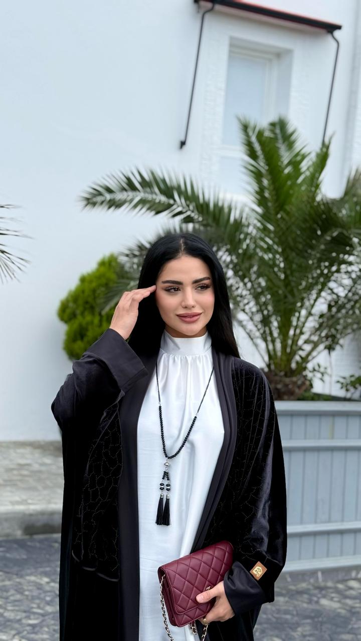 الفستان الملكي مع عباية ( الأسود )