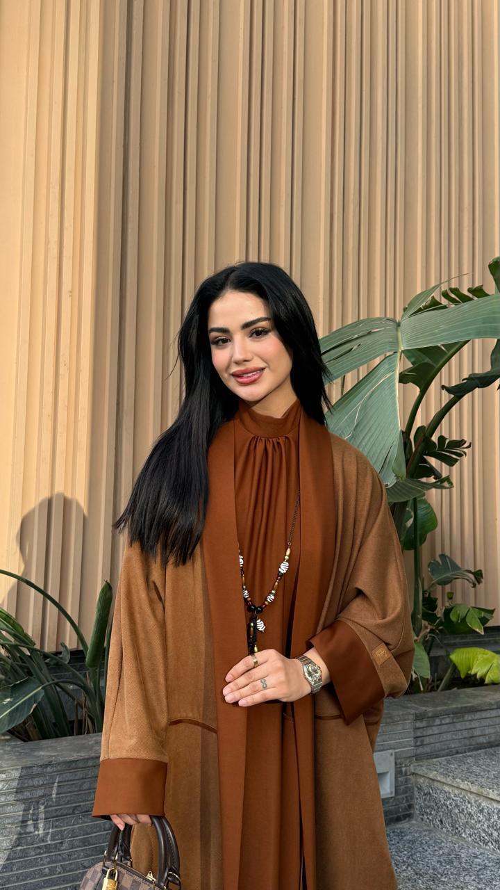 الفستان الملكي مع عباية ( الأسود )