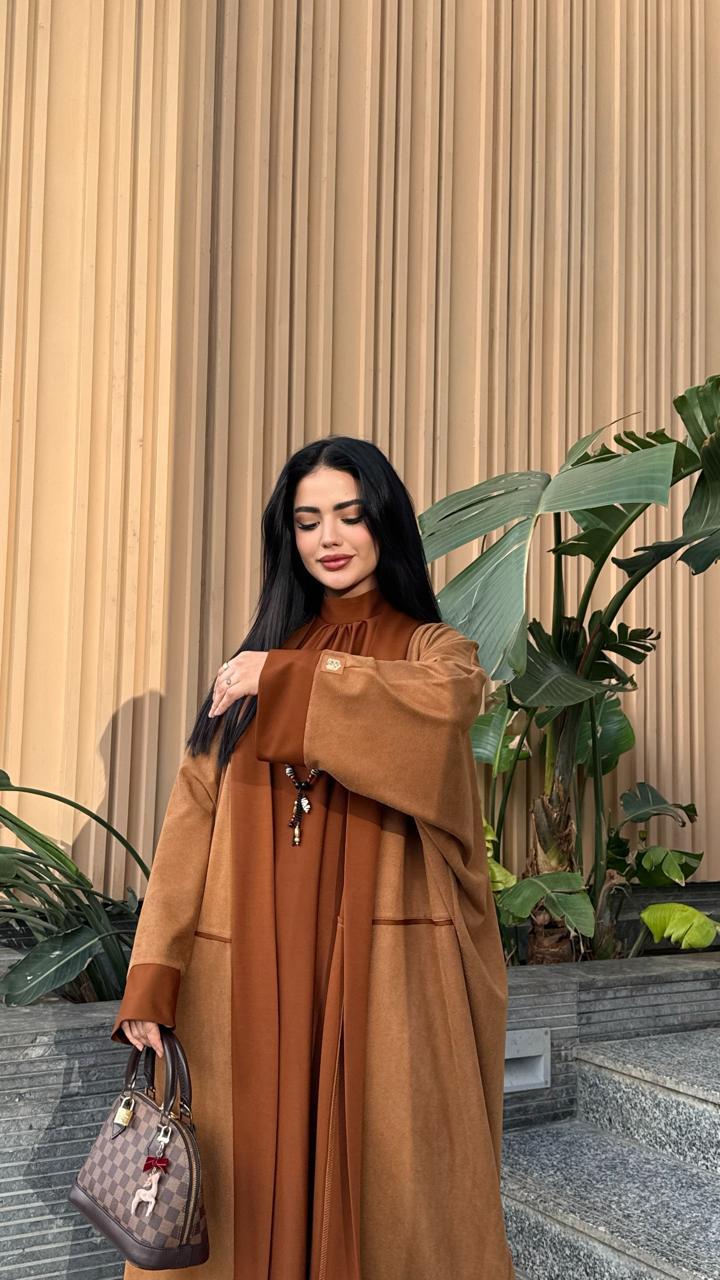 الفستان الملكي مع عباية ( الأسود )