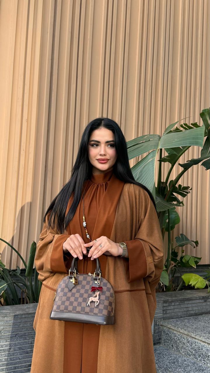 الفستان الملكي مع عباية ( الأسود )