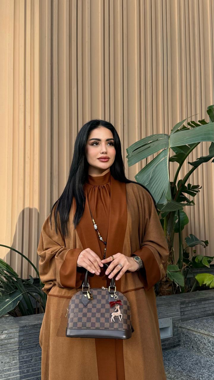 الفستان الملكي مع عباية ( الأسود )