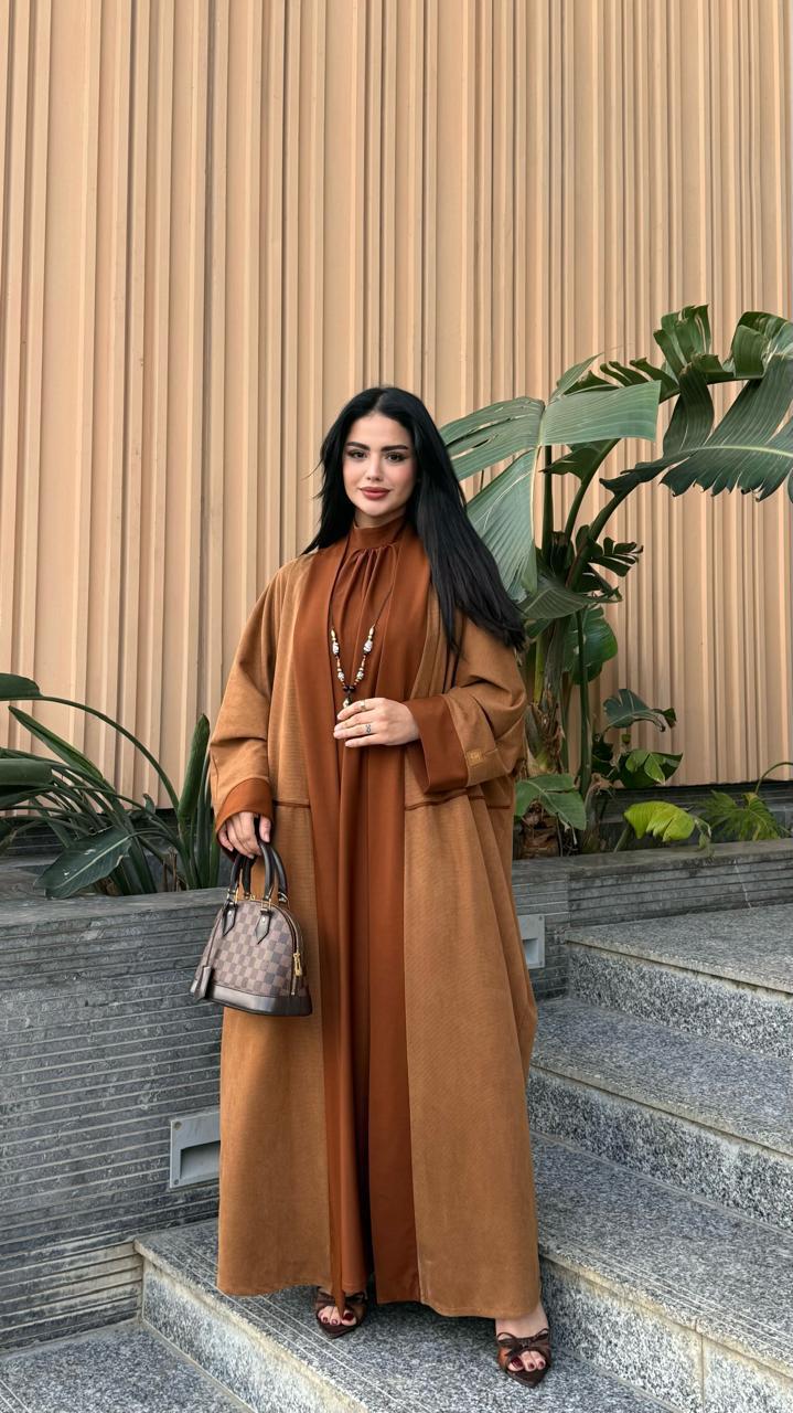 الفستان الملكي مع عباية ( الأسود )