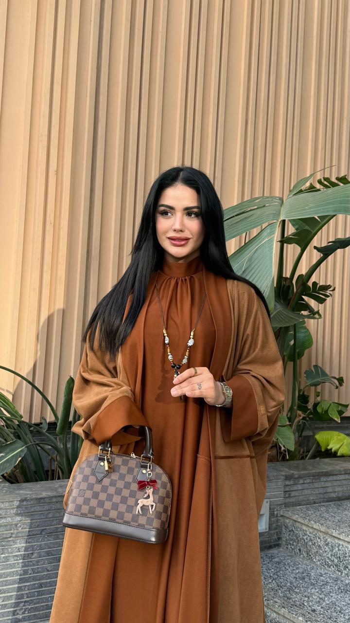 الفستان الملكي مع عباية ( الأسود )