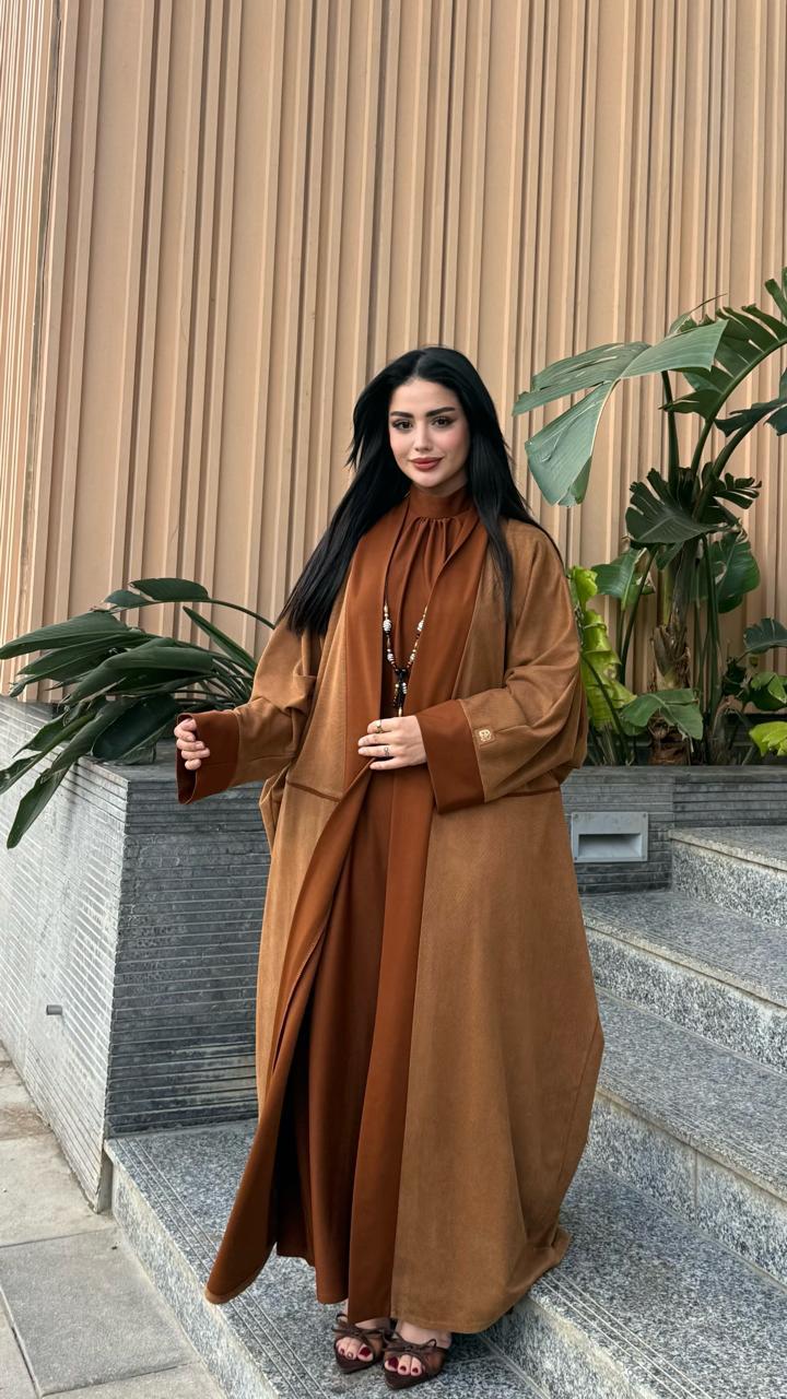 الفستان الملكي مع عباية ( الأسود )