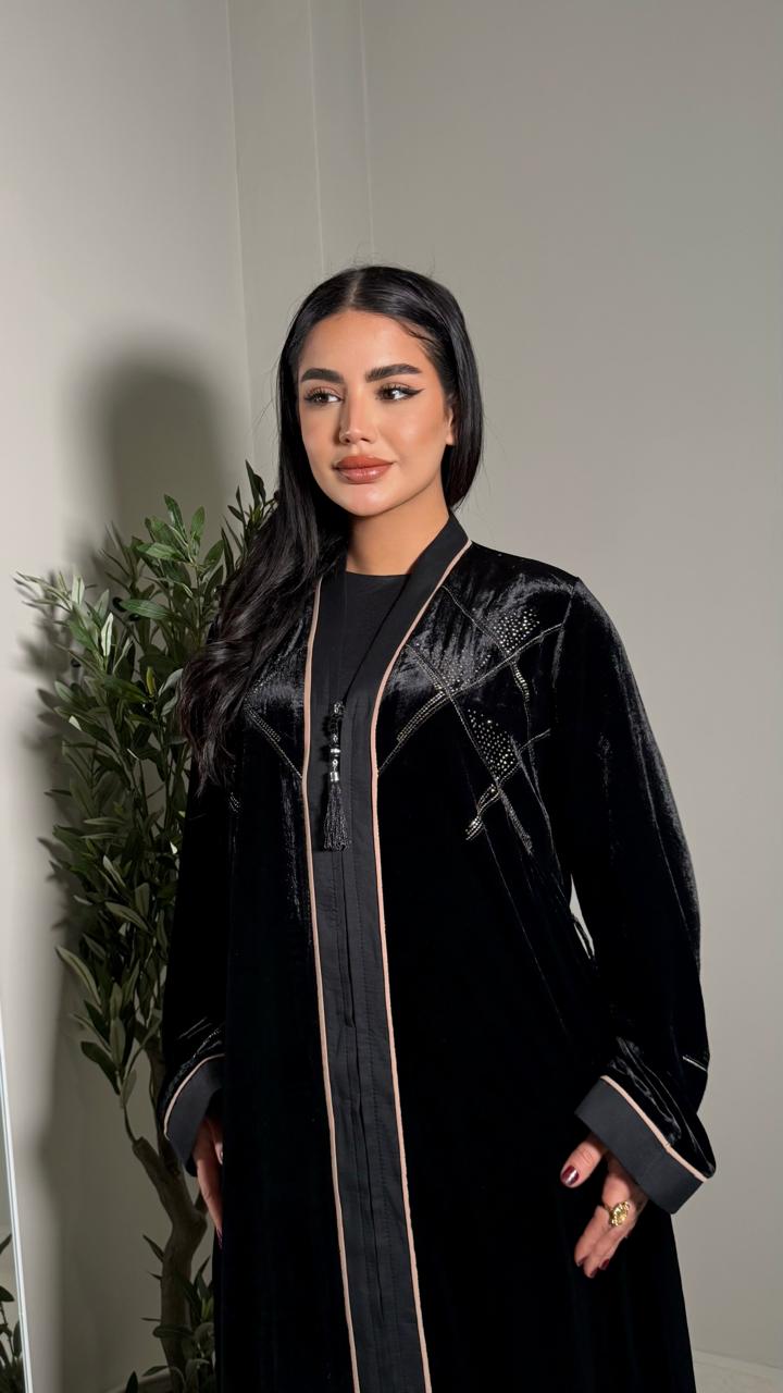 🌙 عباية مخمل أنيقة مع تطريز بالأحجار