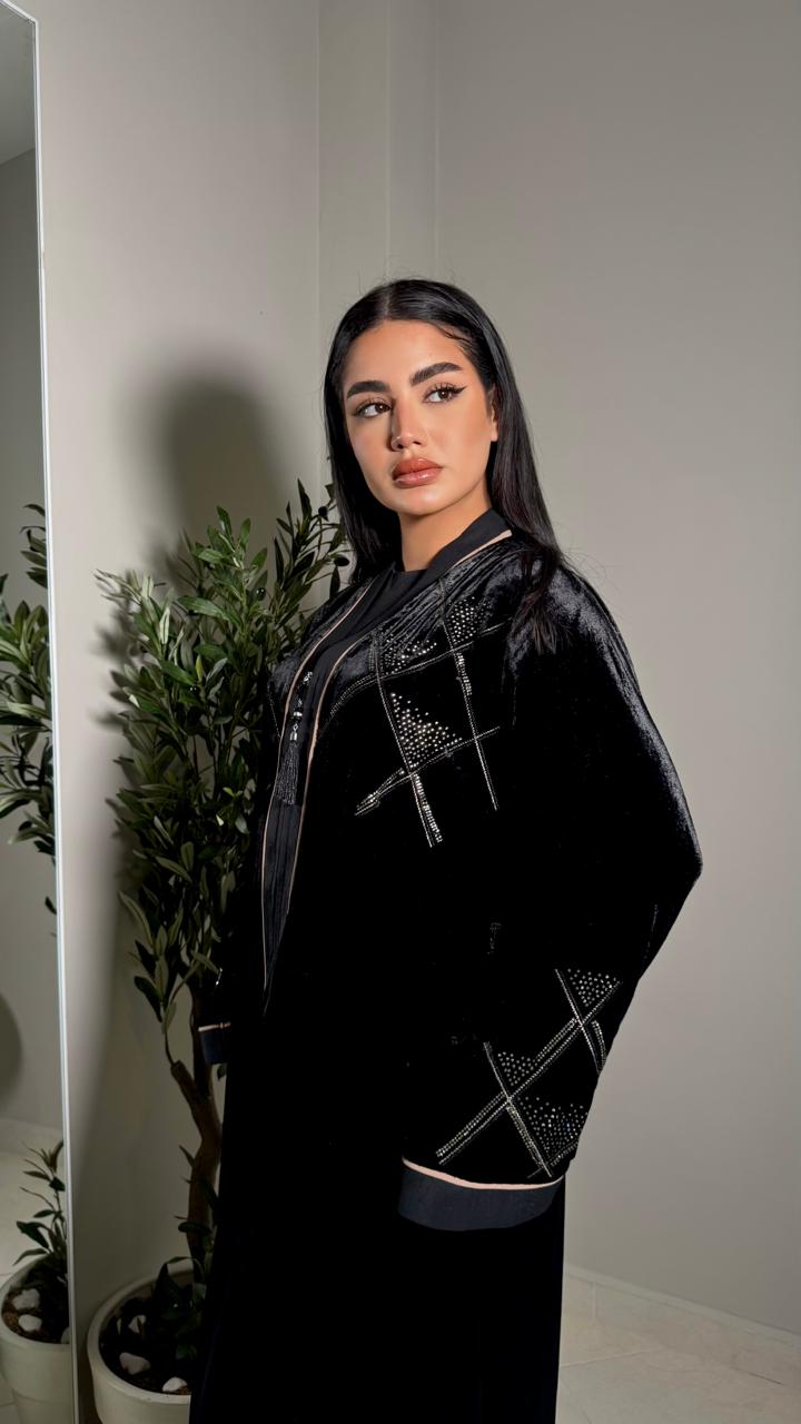 🌙 عباية مخمل أنيقة مع تطريز بالأحجار