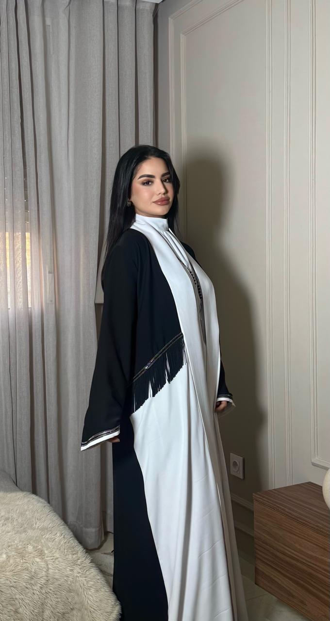 الفستان الملكي مع عباية ( الأسود )
